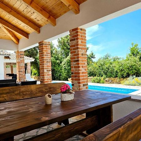 Holiday Homes Sintija Kampor Bagian luar foto