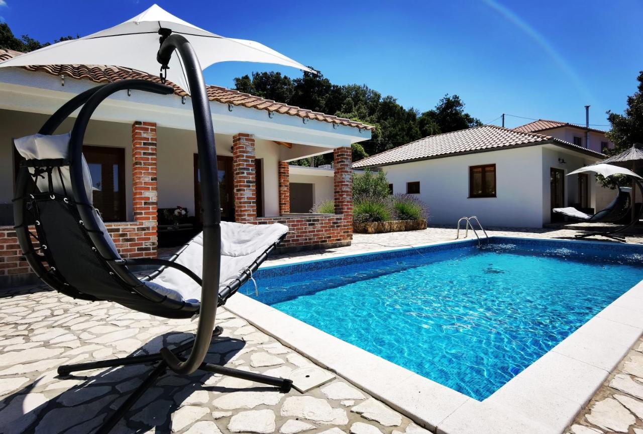Holiday Homes Sintija Kampor Bagian luar foto