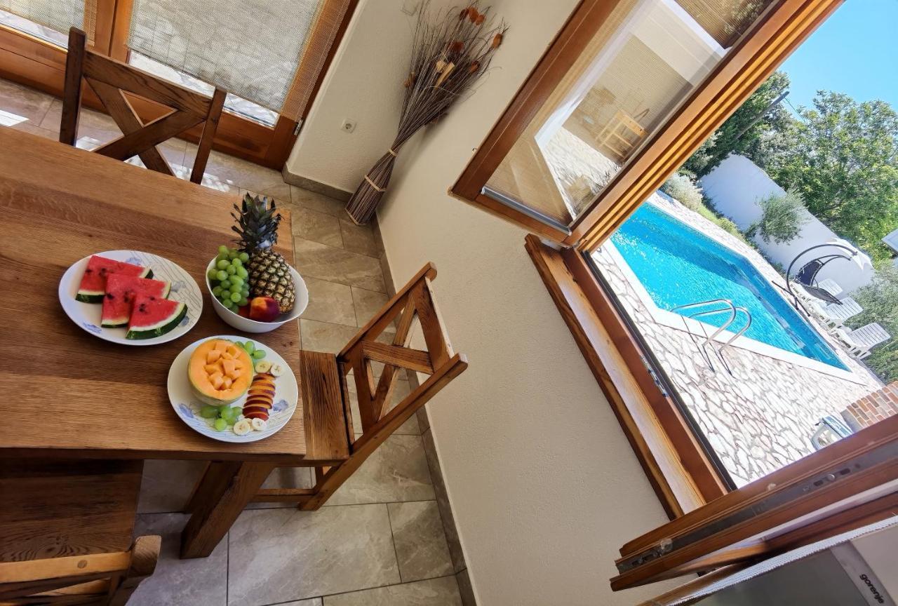 Holiday Homes Sintija Kampor Bagian luar foto