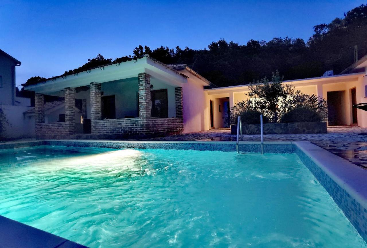 Holiday Homes Sintija Kampor Bagian luar foto