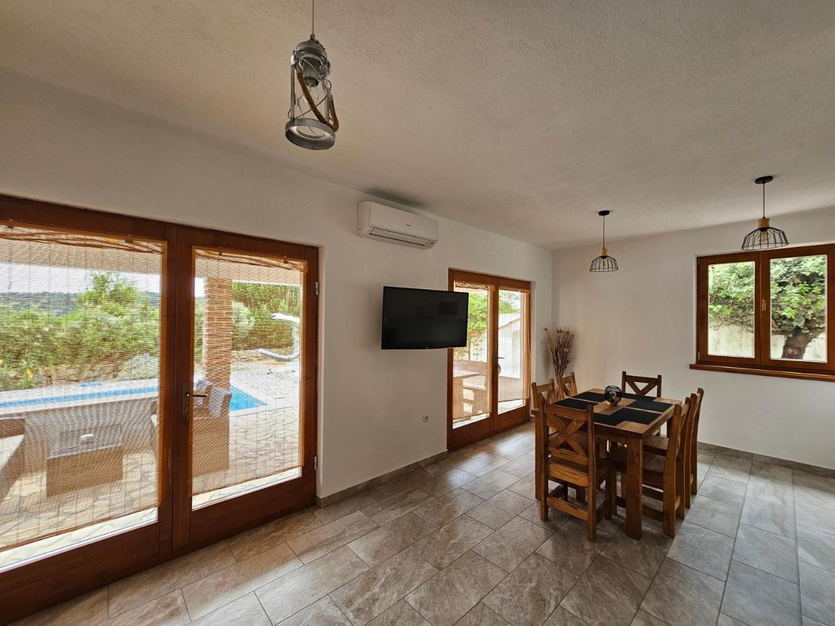 Holiday Homes Sintija Kampor Bagian luar foto