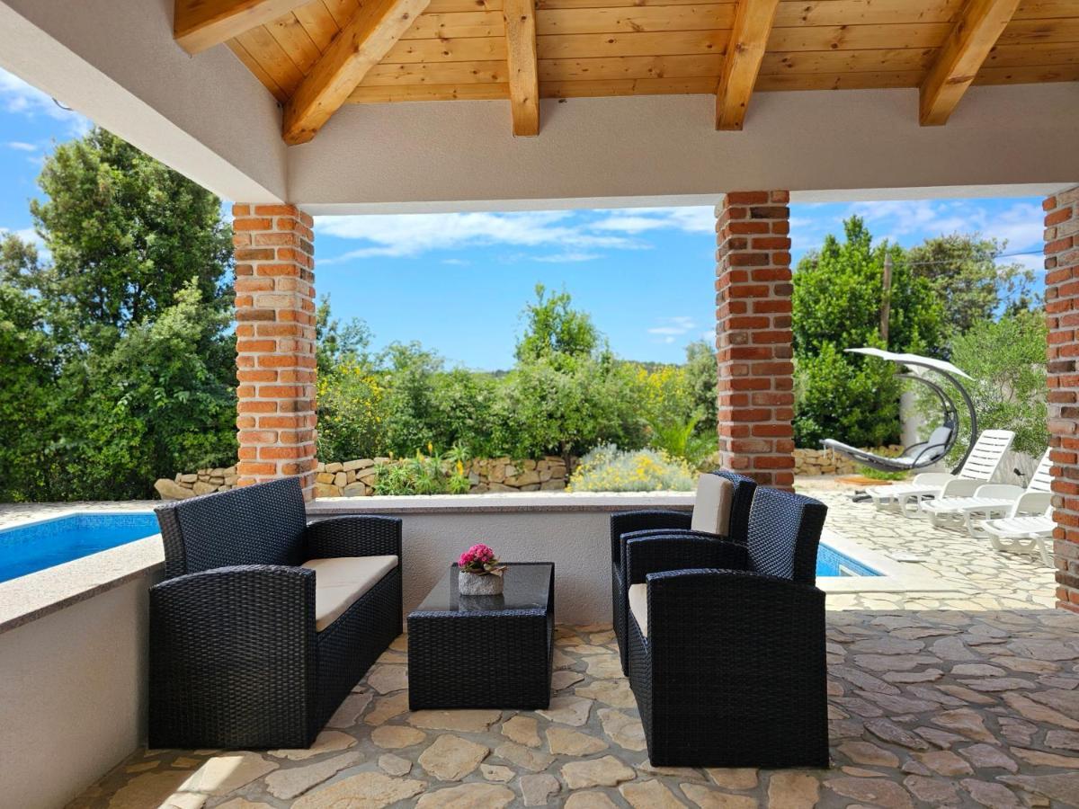 Holiday Homes Sintija Kampor Bagian luar foto