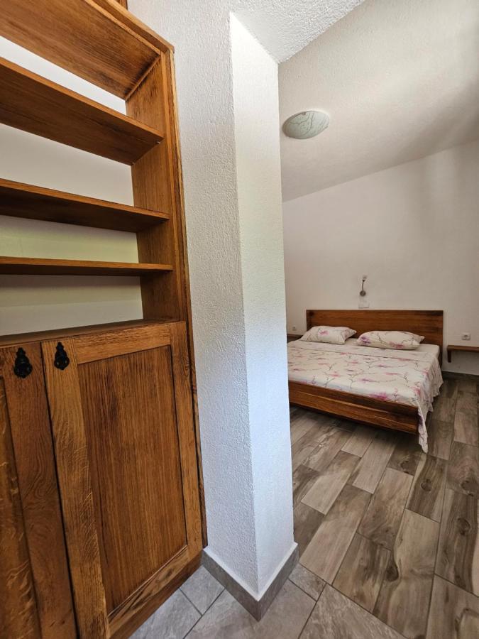 Holiday Homes Sintija Kampor Bagian luar foto
