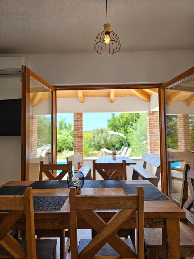 Holiday Homes Sintija Kampor Bagian luar foto